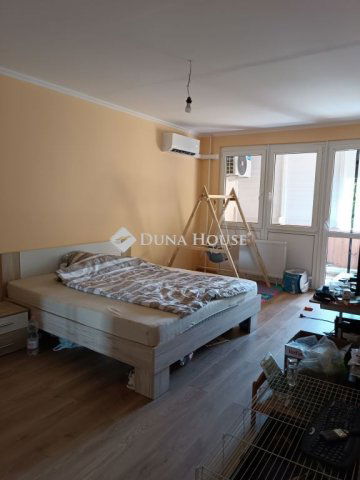 Eladó panellakás, Százhalombattán 68.4 M Ft, 3 szobás