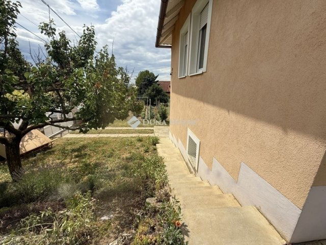 Eladó családi ház, Pécsett 115 M Ft, 4 szobás