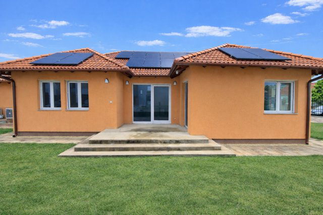 Eladó családi ház, Székesfehérvárott 110 M Ft, 5 szobás