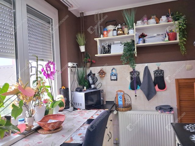 Eladó panellakás, Komáromban 55 M Ft, 2 szobás