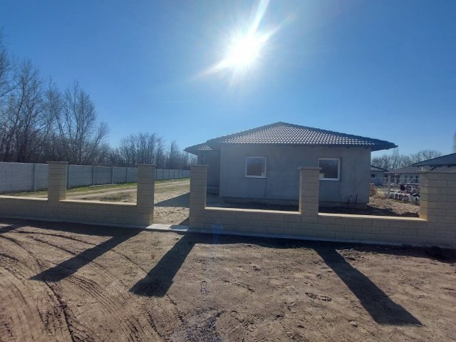 Eladó családi ház, Kiskunlacházán 92.9 M Ft, 4+1 szobás