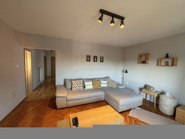 Eladó családi ház, Pécsett 104.9 M Ft, 7 szobás