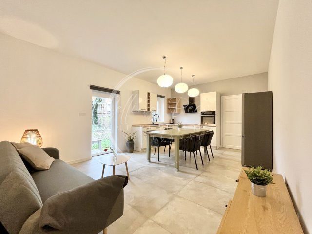 Kiadó téglalakás, albérlet, Pécsett, Petőfi utcában, 3 szobás