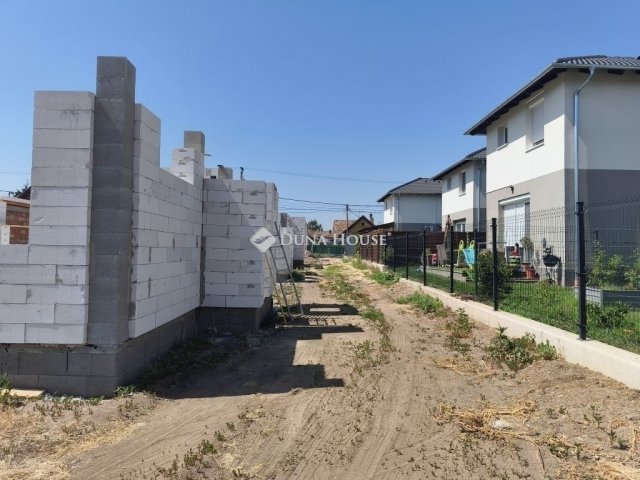 Eladó ikerház, Vecsésen 99.999 M Ft, 3 szobás