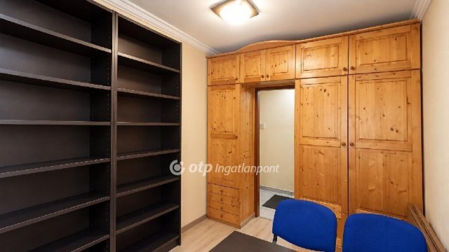 Eladó téglalakás, Dunaújvárosban 50 M Ft, 3 szobás