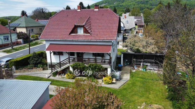 Eladó családi ház, Pénzesgyőrön 83.9 M Ft, 5+1 szobás