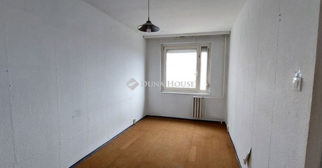 Eladó panellakás, Tatabányán 39.9 M Ft, 3 szobás