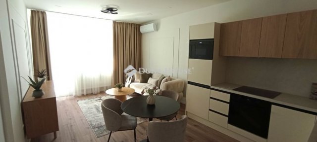 Eladó panellakás, Szegeden 78.5 M Ft, 3 szobás