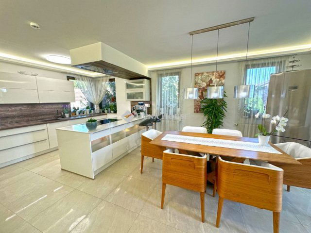 Eladó családi ház, Szentendrén 395.9 M Ft, 6 szobás