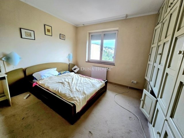 Eladó családi ház, Pécsett 145 M Ft, 6 szobás