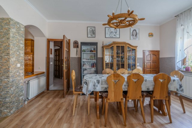 Eladó családi ház, Baján 96.5 M Ft, 6 szobás