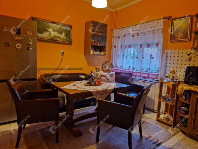 Eladó családi ház, Ászáron 64.9 M Ft, 5 szobás