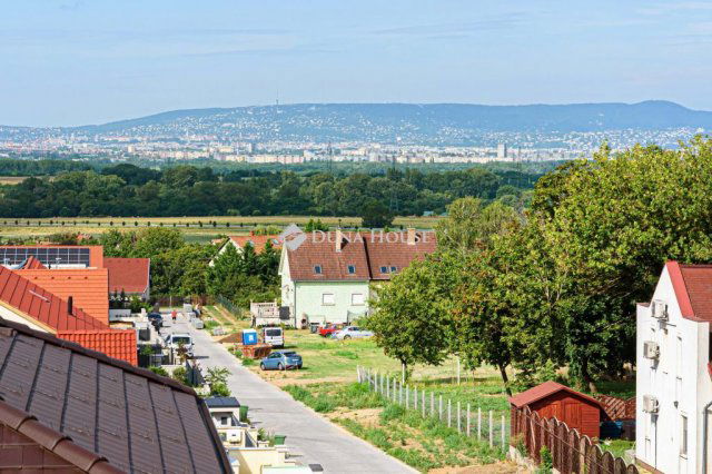 Eladó családi ház, Csömörön 449 M Ft, 6 szobás