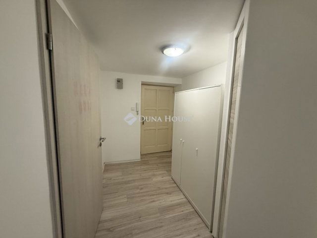 Eladó téglalakás, Pécsett 37.9 M Ft, 2 szobás