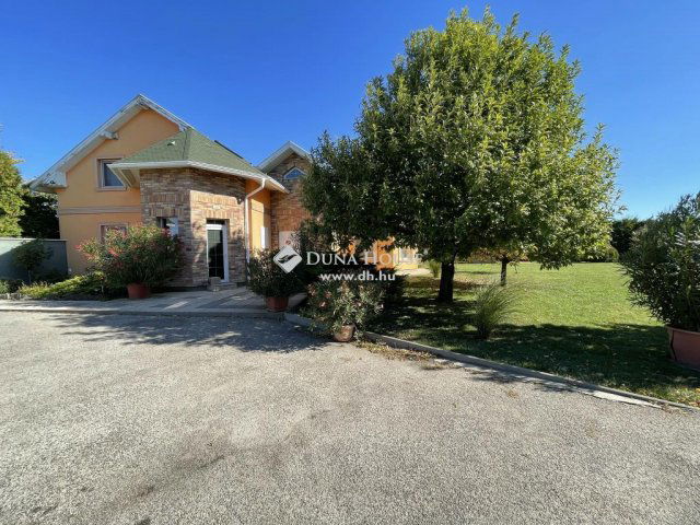 Eladó családi ház, Hartán 199 M Ft, 7 szobás