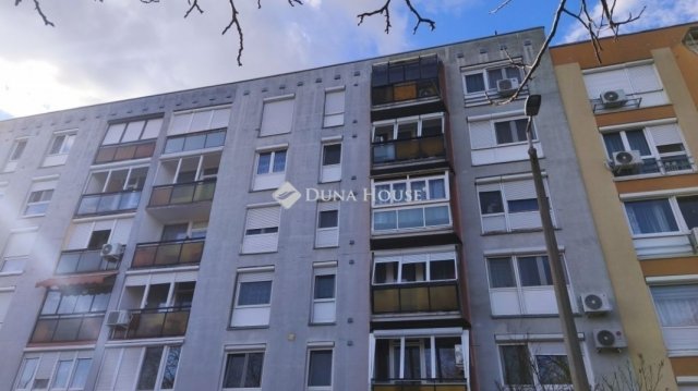 Eladó panellakás, Pécsett 39 M Ft, 2 szobás