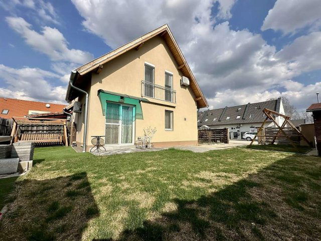 Eladó téglalakás, Vácon 94.5 M Ft, 2+2 szobás