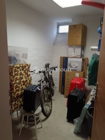 Eladó téglalakás, Pécsett 46.9 M Ft, 3 szobás