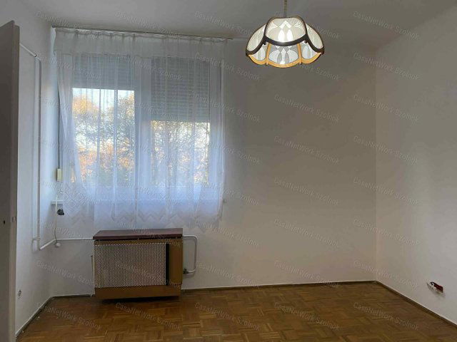 Eladó téglalakás, Szolnokon 33 M Ft, 2 szobás