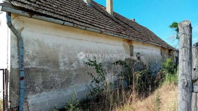 Eladó családi ház, Pincehelyen 9.9 M Ft, 2 szobás