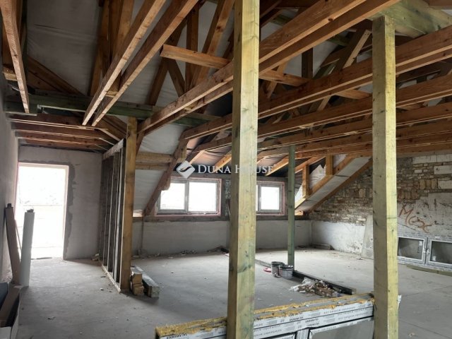 Eladó családi ház, Balatonalmádiban 170 M Ft, 12 szobás