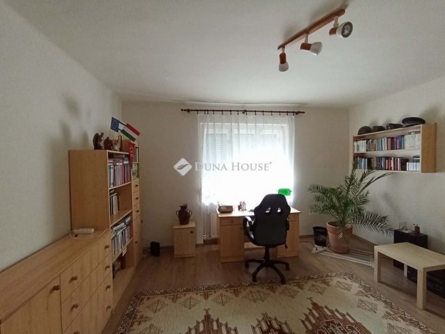 Eladó családi ház, Esztergomban 125 M Ft, 6 szobás