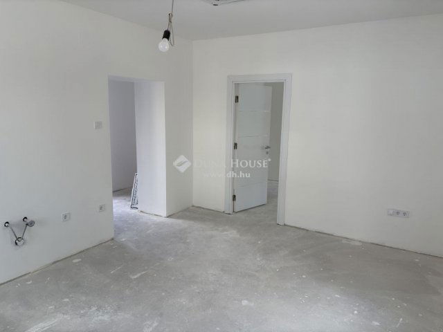 Eladó téglalakás, Esztergomban 44 M Ft, 2 szobás