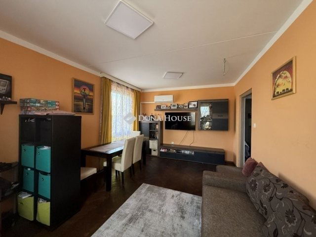 Eladó panellakás, Pécsett 61.99 M Ft, 3 szobás