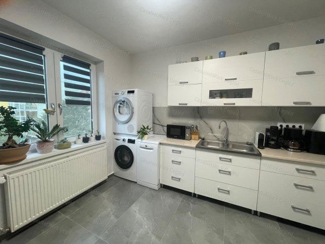 Eladó téglalakás, Szolnokon 89.845 M Ft, 6 szobás