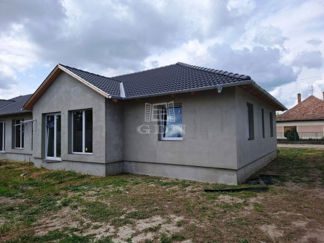 Eladó sorház, Kiskunlacházán 49.58 M Ft, 3 szobás