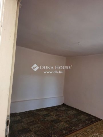 Eladó családi ház, Esztergomban 39.9 M Ft, 2 szobás