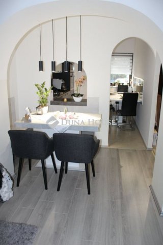 Eladó családi ház, Gyöngyösön 166 M Ft, 9 szobás