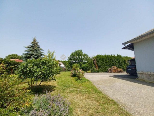 Eladó családi ház, Mendén 179.9 M Ft, 12 szobás