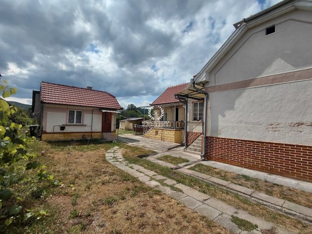 Eladó családi ház, Arlón 9.9 M Ft, 3 szobás