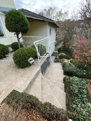 Kiadó téglalakás, albérlet, Pécsett 563 E Ft / hó, 4 szobás