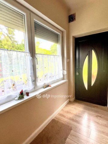 Eladó családi ház, Komlón 55.9 M Ft, 5 szobás