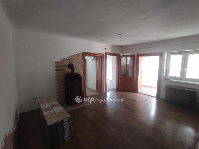 Eladó családi ház, Várdombon 18 M Ft, 2+1 szobás