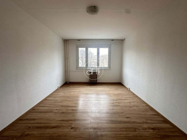 Kiadó téglalakás, albérlet, Szegeden, Csanádi utcában