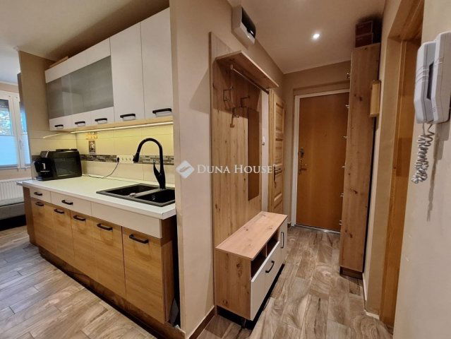 Eladó panellakás, Székesfehérvárott 62.9 M Ft, 4 szobás