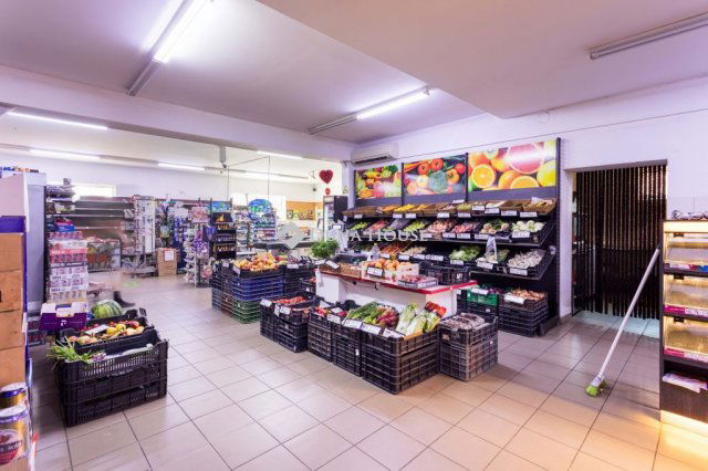 Eladó üzlethelyiség, Jánossomorján 180 M Ft