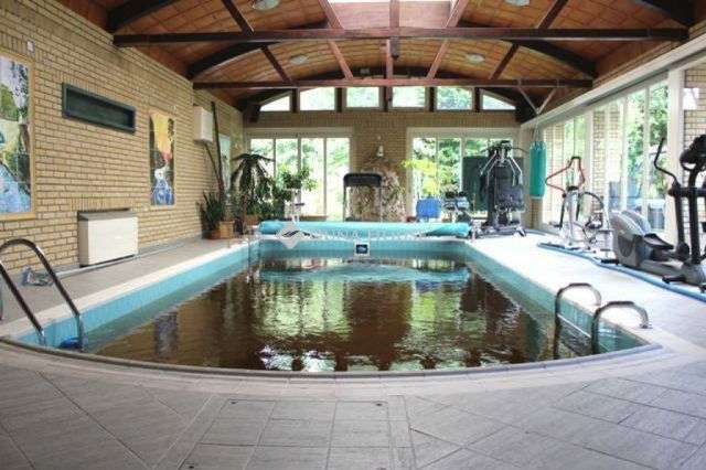 Eladó családi ház, Üllőn 303 M Ft, 12 szobás