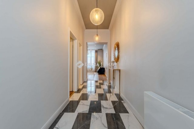 Eladó téglalakás, Budapesten, VI. kerületben 329.8 M Ft