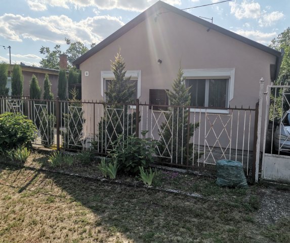 Eladó nyaraló, Tiszakécskén, Gerle utcában 32 M Ft, 2 szobás