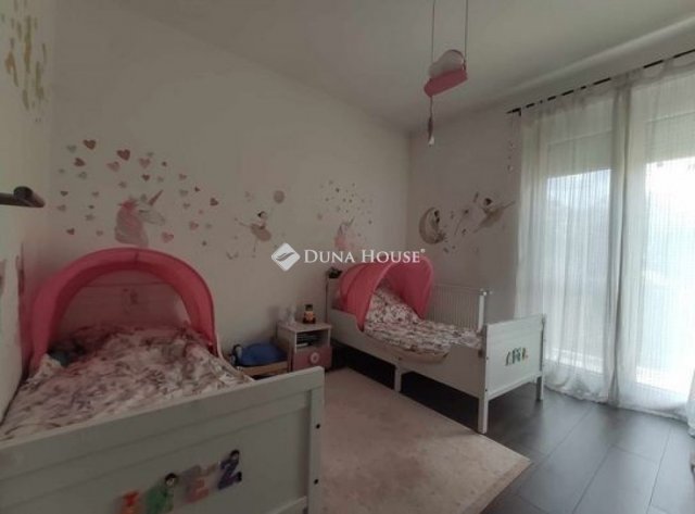 Eladó téglalakás, Pécsett 99 M Ft, 5 szobás