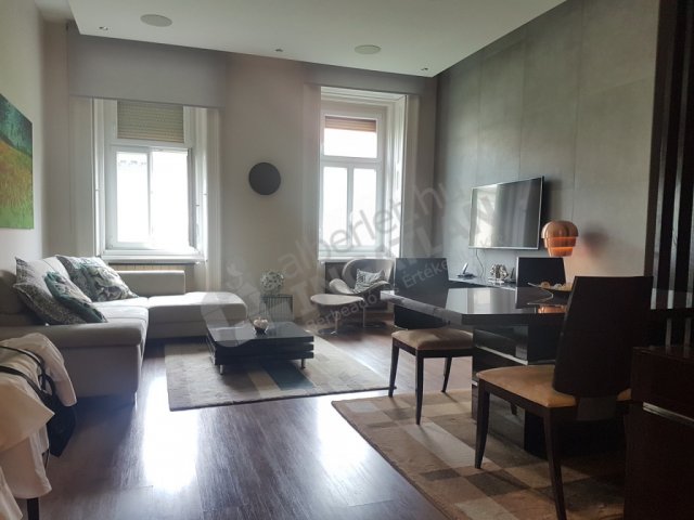 Kiadó téglalakás, albérlet, VI. kerületben, Andrássy úton