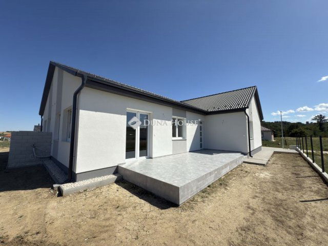Eladó ikerház, Tarjánon, Nefelejcs utcában 97.6 M Ft, 4 szobás
