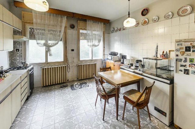 Eladó családi ház, Tatabányán 80 M Ft, 5 szobás