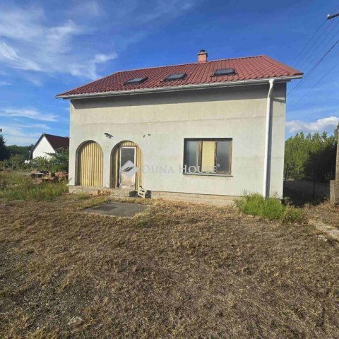 Eladó családi ház, Cegléden 27 M Ft, 3 szobás