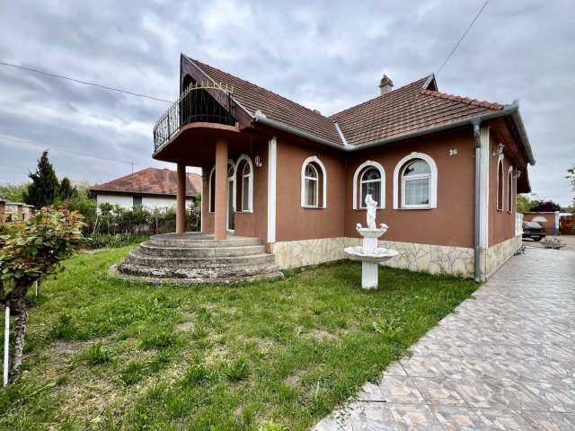 Eladó családi ház, Sárbogárdon 55 M Ft, 5 szobás