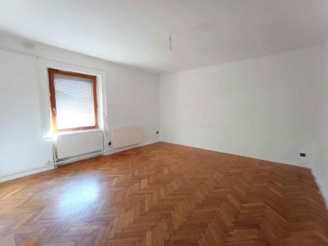 Eladó téglalakás, Komlón 24.9 M Ft, 2 szobás